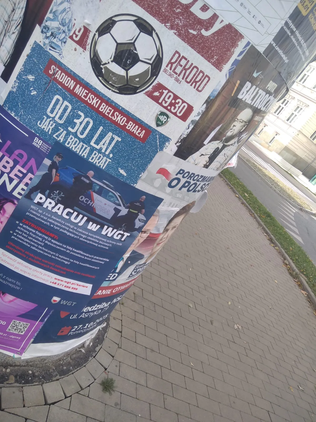 WGT Ochrona - rekrutacja 'Pracuj w WGT' - plakat na słupie ogłoszeniowym w Bielsku-Białej