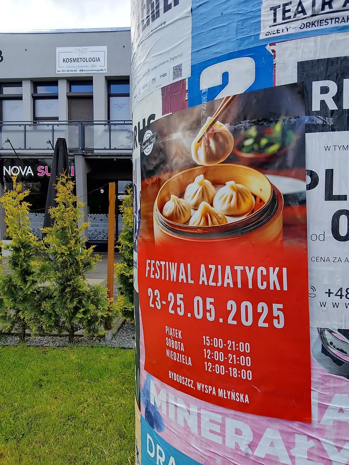 Festiwal Azjatycki.2025 - plakat na słupie ogłoszeniowym w Bydgoszczy