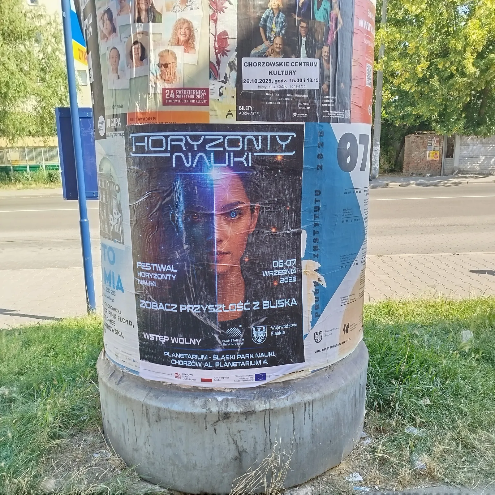 Festiwal Horyzonty Nauki.2025 Planetarium Śląski - plakat na słupie ogłoszeniowym w Chorzowie