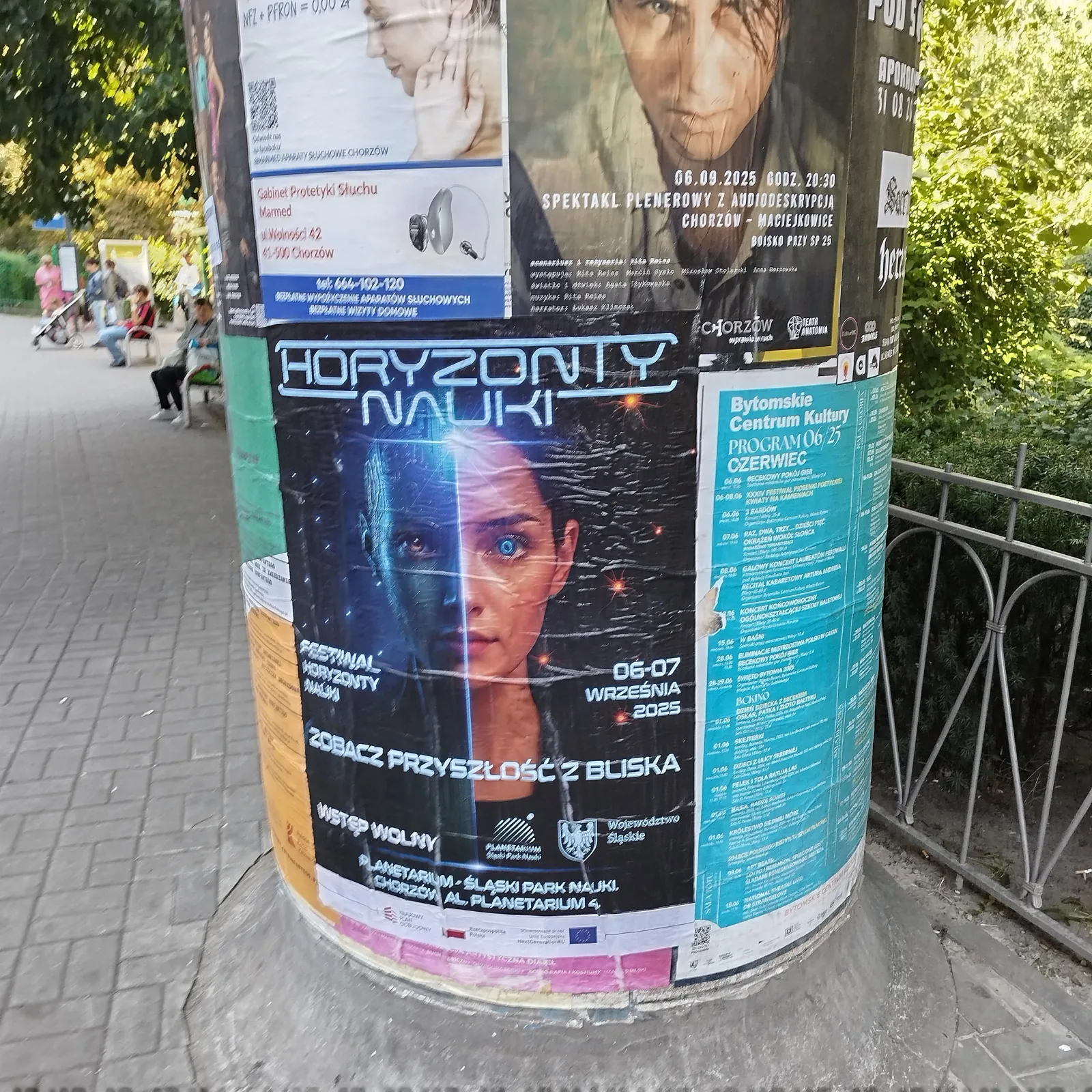 Festiwal Horyzonty Nauki.2025 Planetarium Śląski - plakat na słupie ogłoszeniowym w Chorzowie