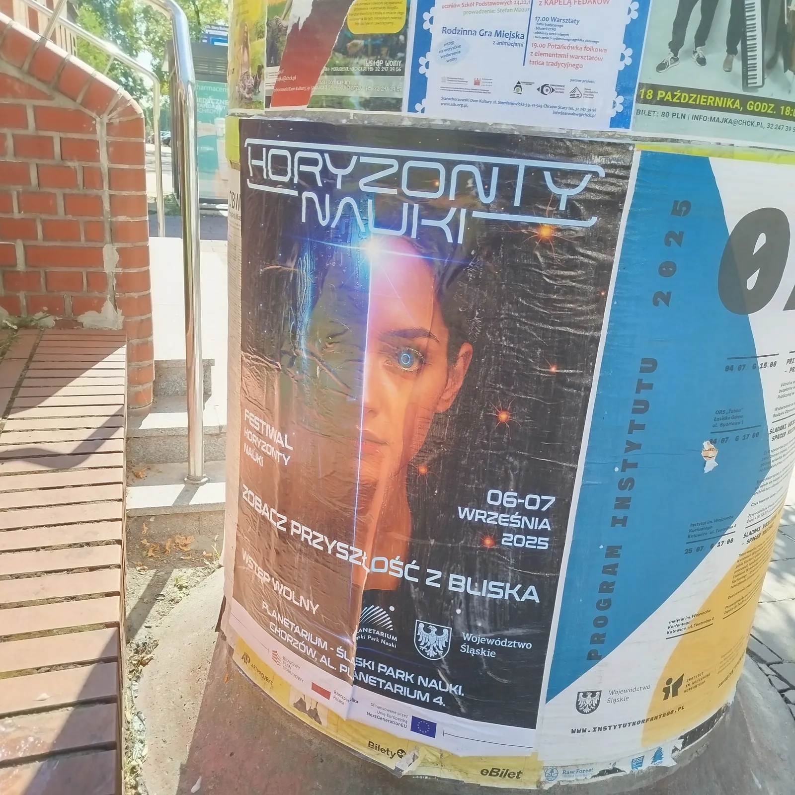 Festiwal Horyzonty Nauki.2025 Planetarium Śląski - plakat na słupie ogłoszeniowym w Chorzowie