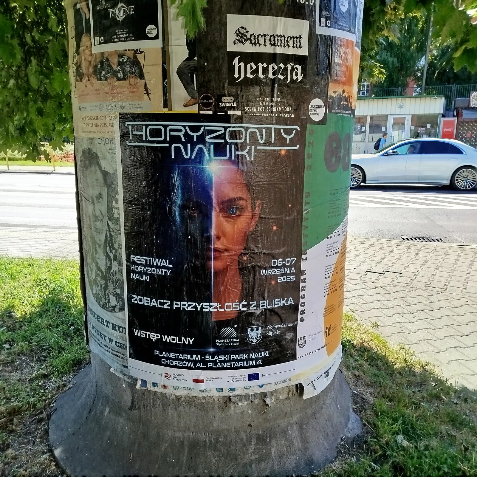 Festiwal Horyzonty Nauki.2025 Planetarium Śląski - plakat na słupie ogłoszeniowym w Chorzowie