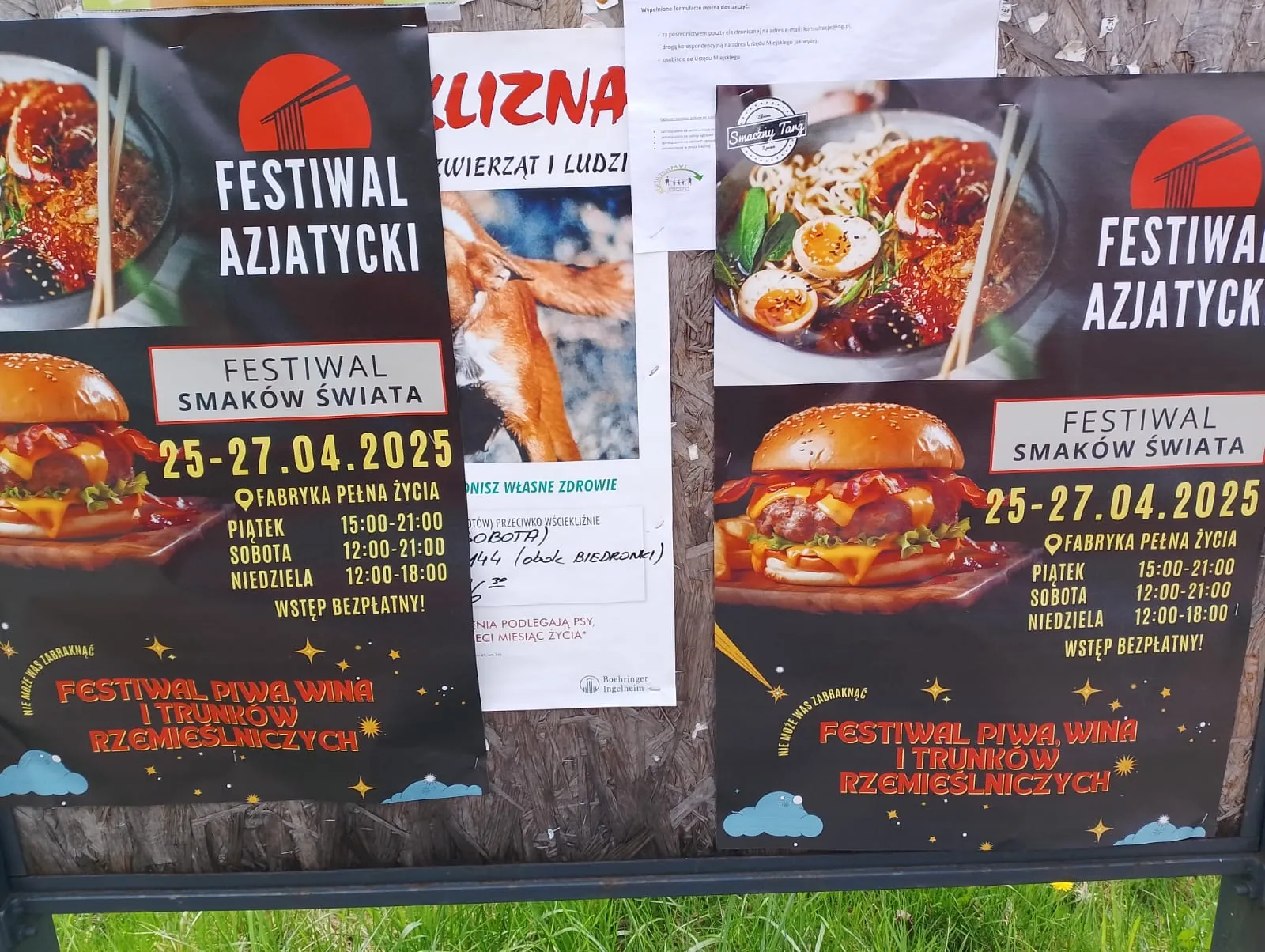 Festiwal Smaków Świata.2025 Fabryka Pelna Zycia - plakat na słupie ogłoszeniowym w Dąbrowie Górniczej