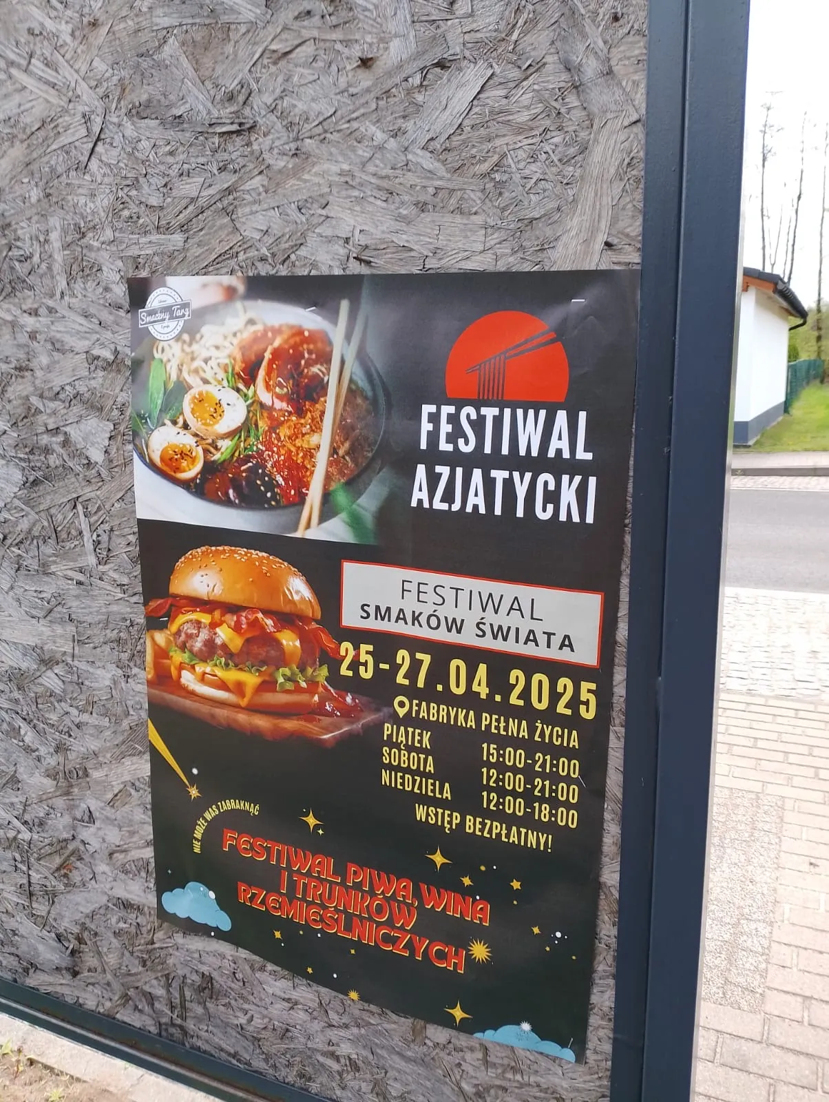 Festiwal Smaków Świata.2025 Fabryka Pelna Zycia - plakat na słupie ogłoszeniowym w Dąbrowie Górniczej