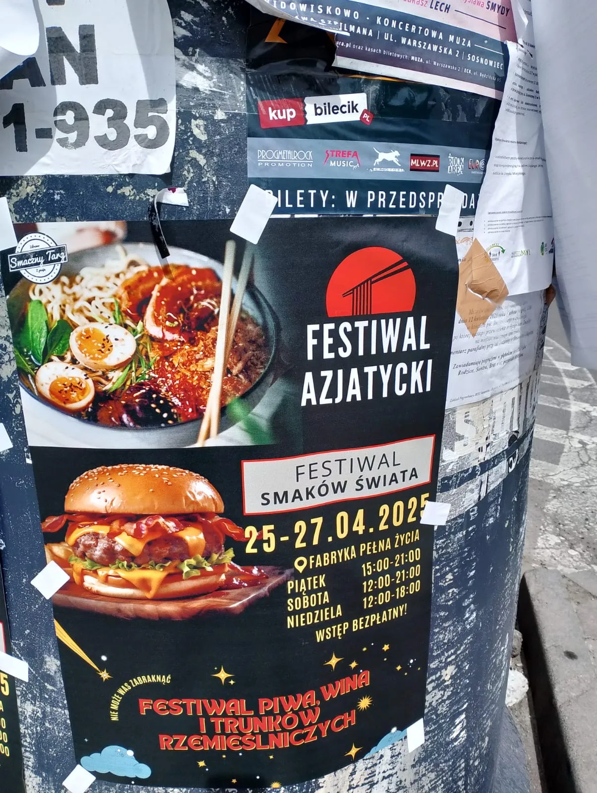 Festiwal Smaków Świata.2025 Fabryka Pelna Zycia - plakat na słupie ogłoszeniowym w Dąbrowie Górniczej