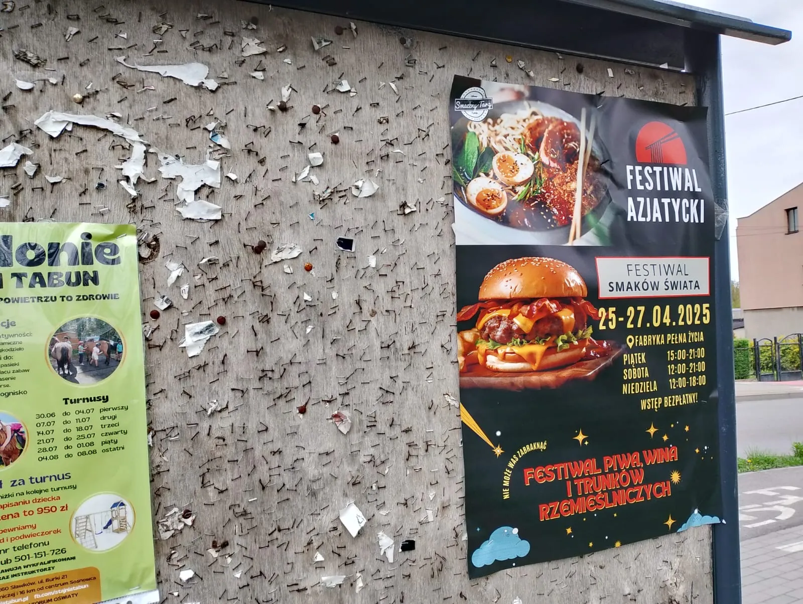 Festiwal Smaków Świata.2025 Fabryka Pelna Zycia - plakat na słupie ogłoszeniowym w Dąbrowie Górniczej