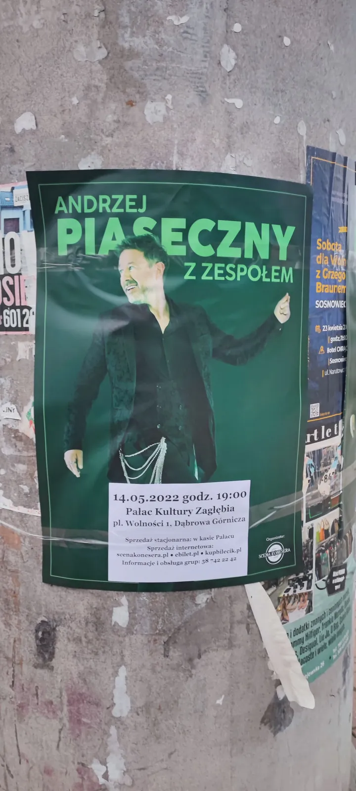 Koncert Andrzej Piaseczny - plakat na słupie ogłoszeniowym w Dąbrowie Górniczej