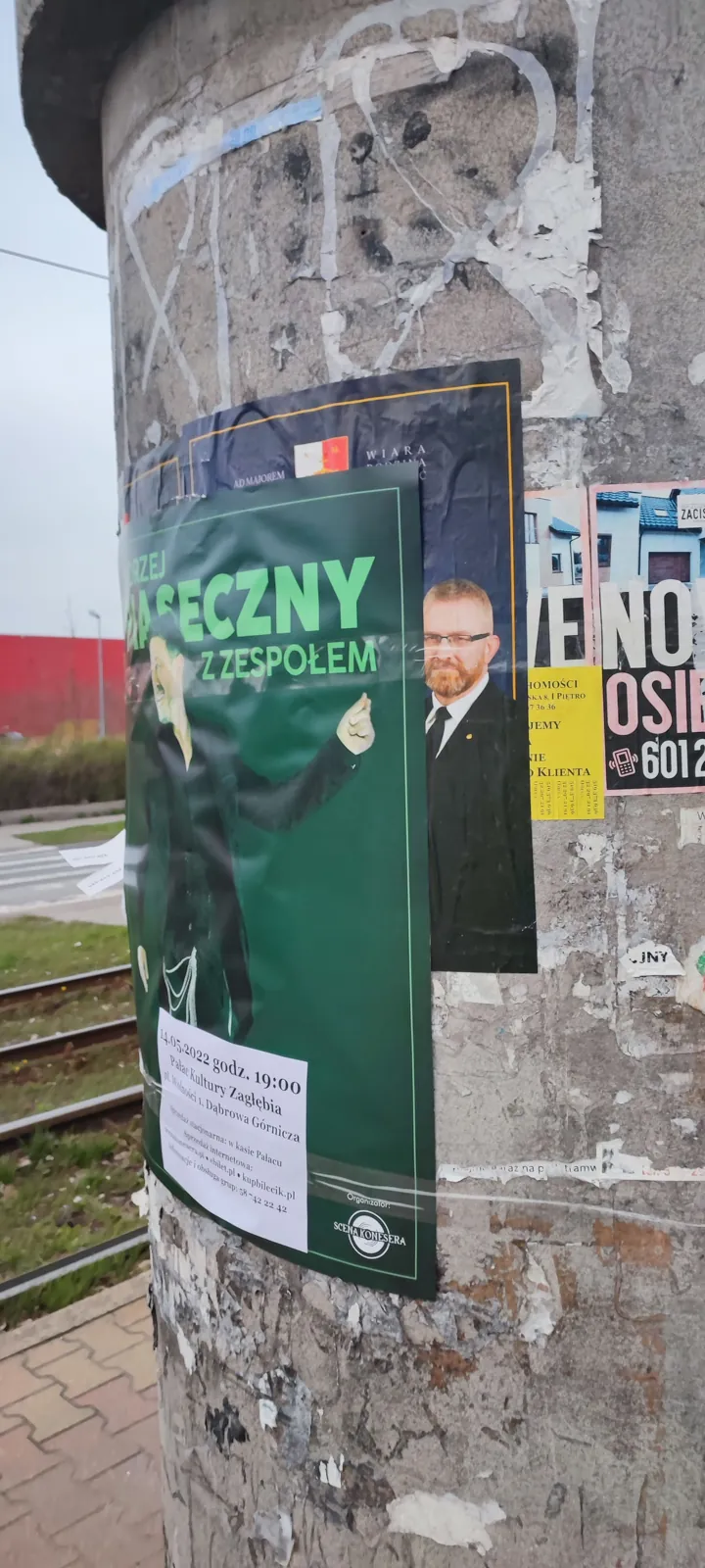 Koncert Andrzej Piaseczny - plakat na słupie ogłoszeniowym w Dąbrowie Górniczej