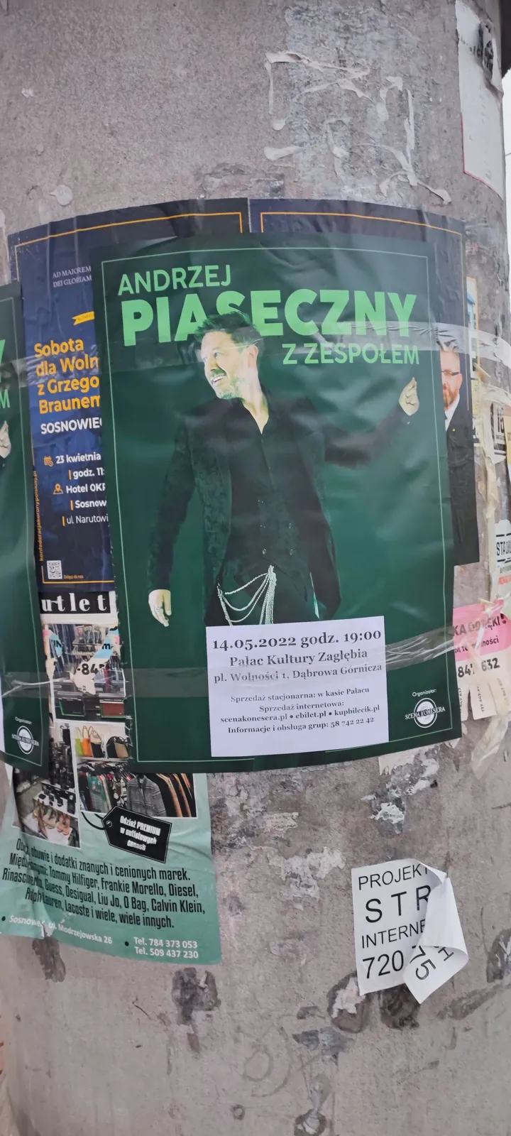 Koncert Andrzej Piaseczny - plakat na słupie ogłoszeniowym w Dąbrowie Górniczej