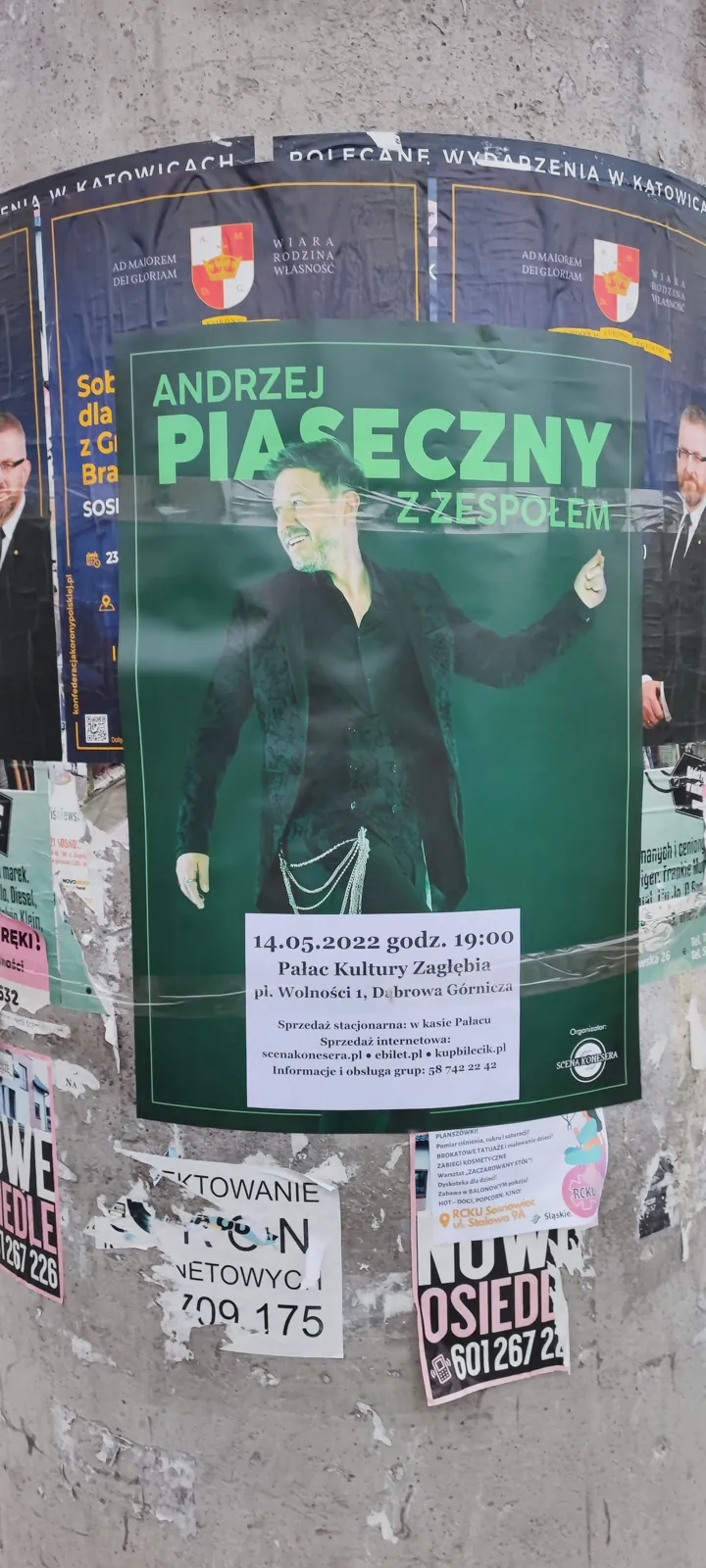 Koncert Andrzej Piaseczny - plakat na słupie ogłoszeniowym w Dąbrowie Górniczej