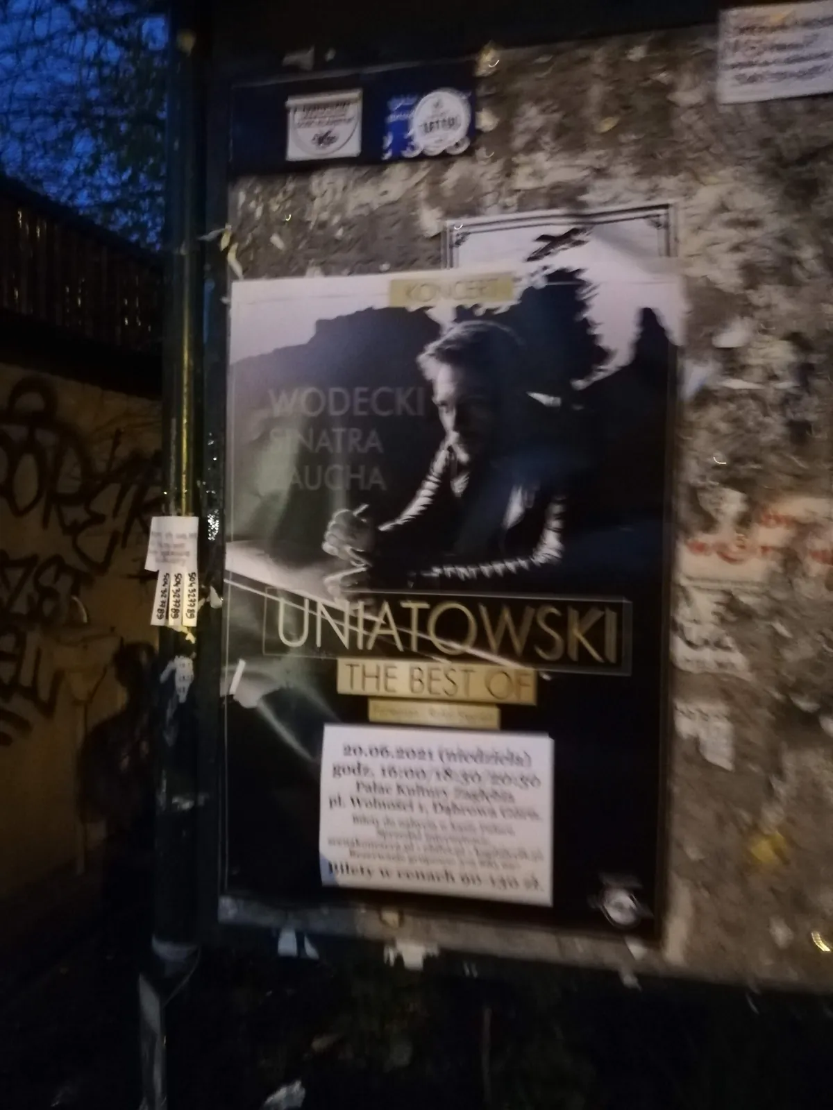 Koncert Sławek Uniatowski 'The Best Of' - plakat na słupie ogłoszeniowym w Dąbrowie Górniczej