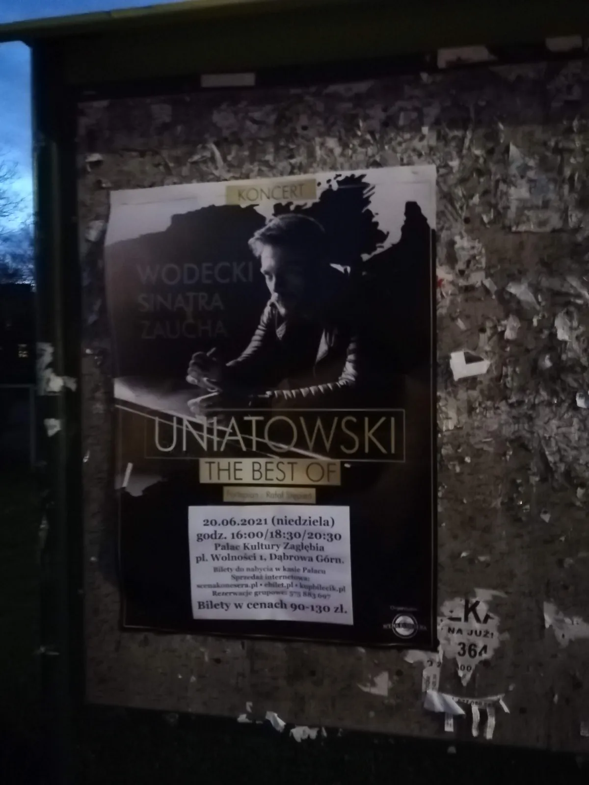 Koncert Sławek Uniatowski 'The Best Of' - plakat na słupie ogłoszeniowym w Dąbrowie Górniczej