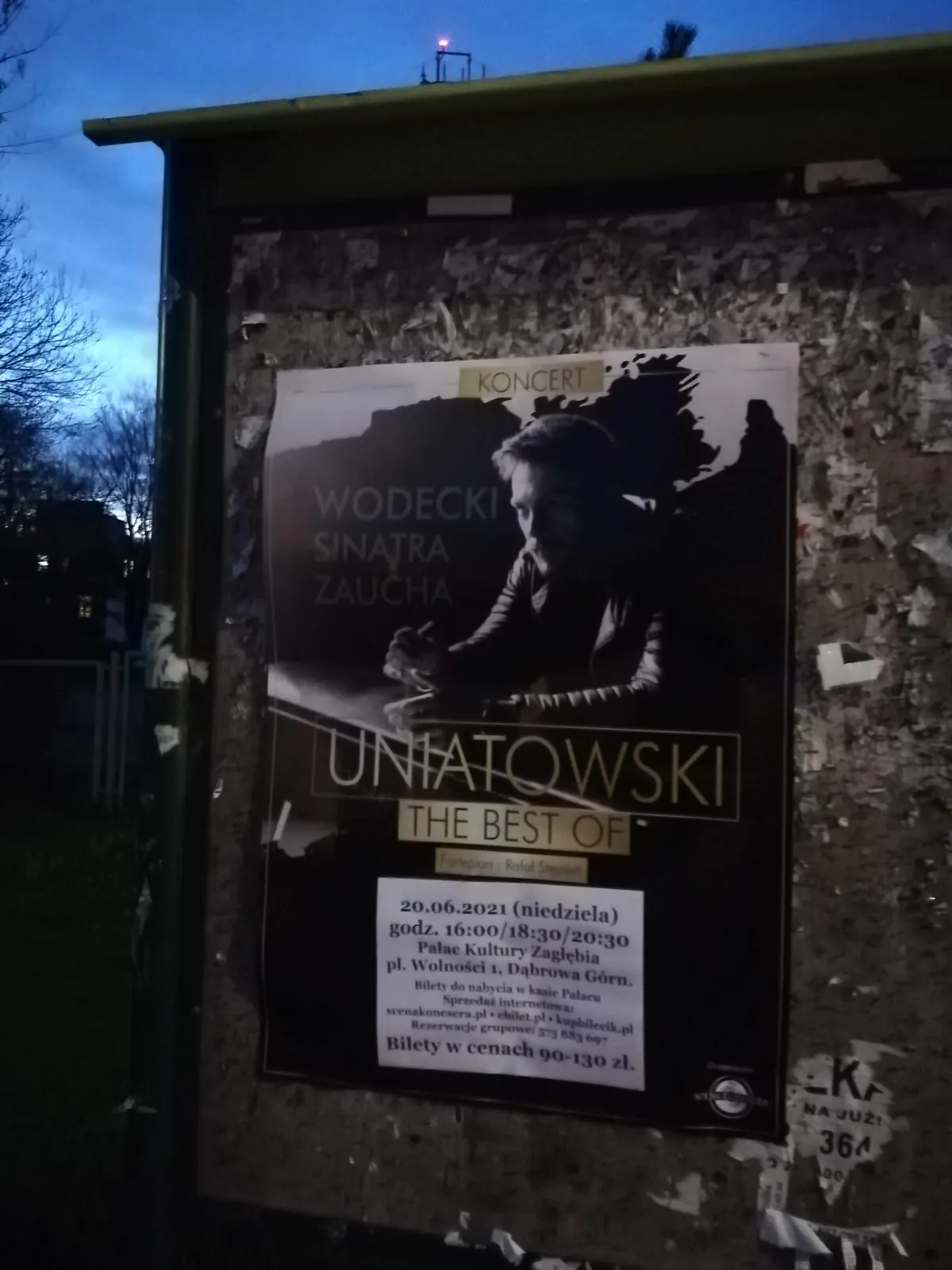Koncert Sławek Uniatowski 'The Best Of' - plakat na słupie ogłoszeniowym w Dąbrowie Górniczej
