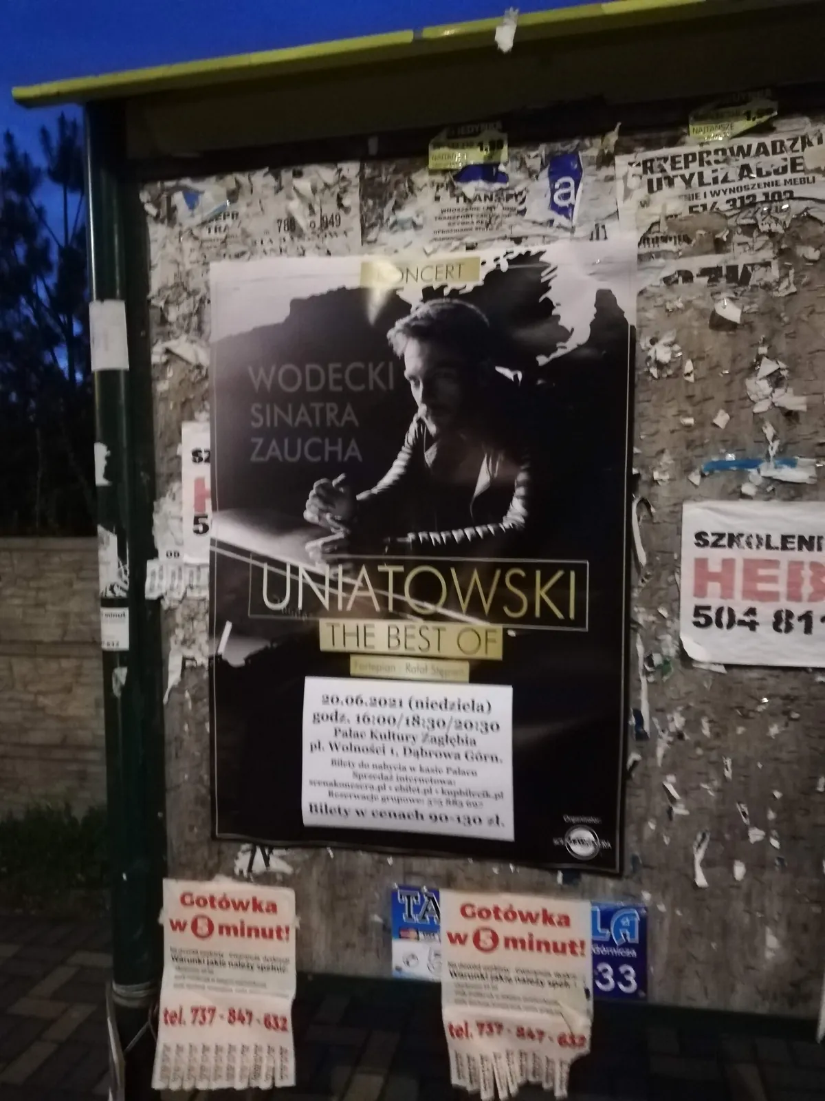 Koncert Sławek Uniatowski 'The Best Of' - plakat na słupie ogłoszeniowym w Dąbrowie Górniczej