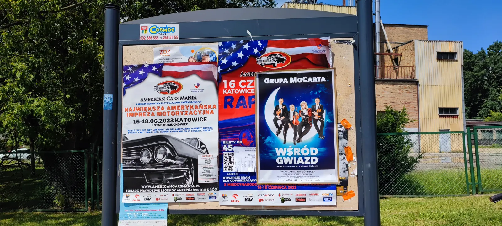 Koncert Grupa MoCarta 'Wsrod Gwiazd' - plakat na słupie ogłoszeniowym w Dąbrowie Górniczej