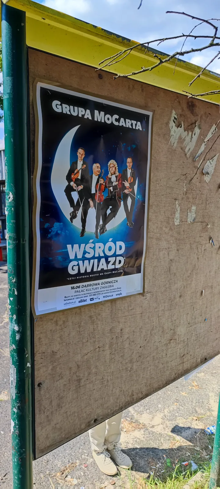 Koncert Grupa MoCarta 'Wsrod Gwiazd' - plakat na słupie ogłoszeniowym w Dąbrowie Górniczej