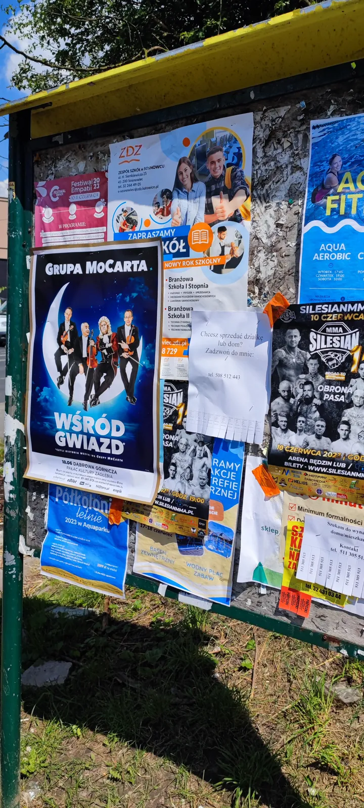 Koncert Grupa MoCarta 'Wsrod Gwiazd' - plakat na słupie ogłoszeniowym w Dąbrowie Górniczej