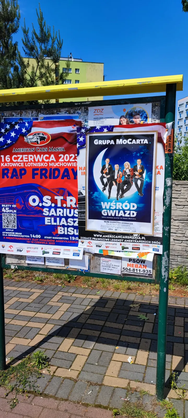 Koncert Grupa MoCarta 'Wsrod Gwiazd' - plakat na słupie ogłoszeniowym w Dąbrowie Górniczej