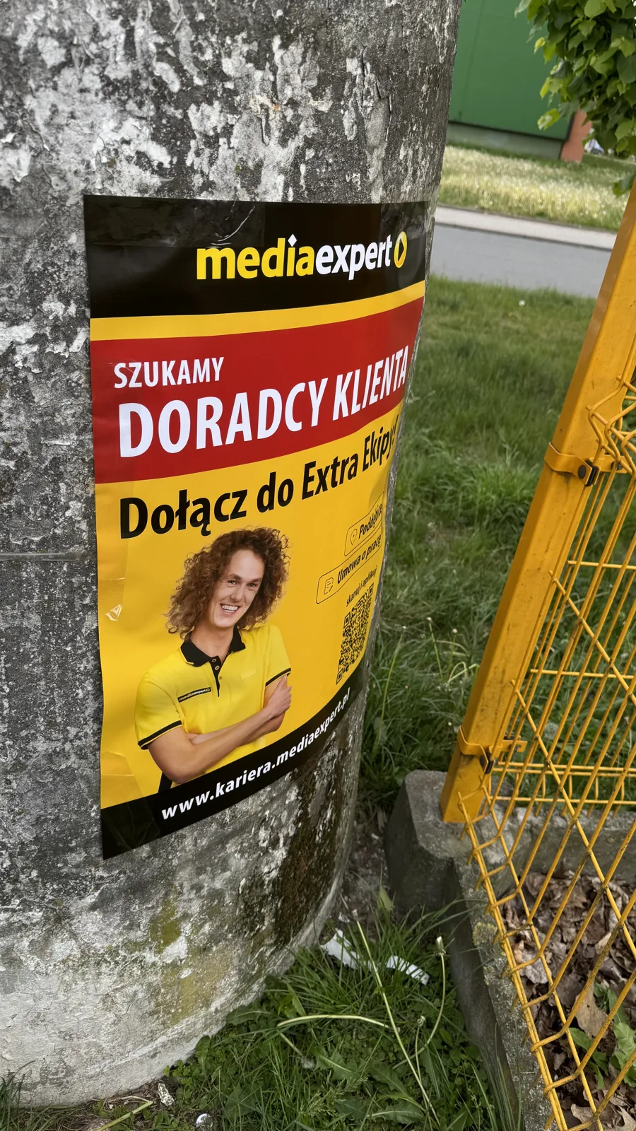 Media Expert - rekrutacja Doradcy Klienta (multi-miasto) - plakat na słupie ogłoszeniowym w Drezdenku