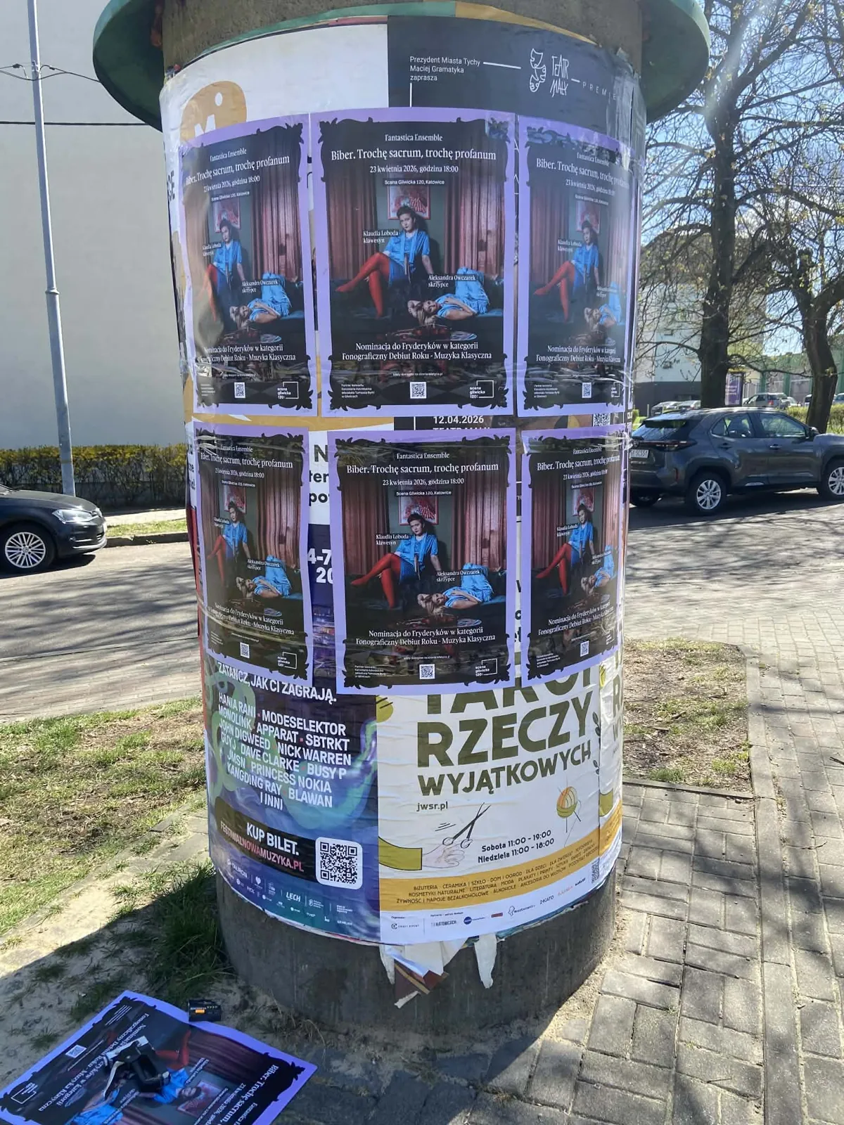 spektakl teatralny 'Biber' - plakat na słupie ogłoszeniowym w Gliwicach