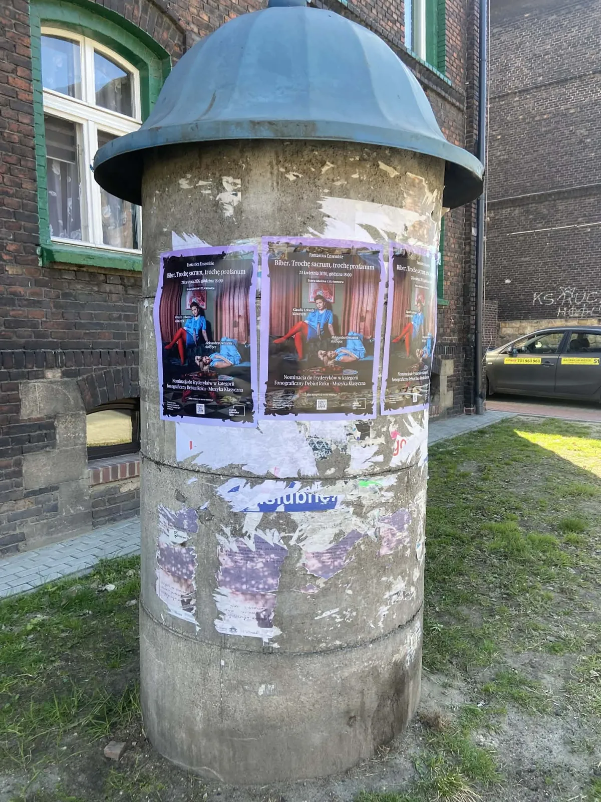 spektakl teatralny 'Biber' - plakat na słupie ogłoszeniowym w Gliwicach