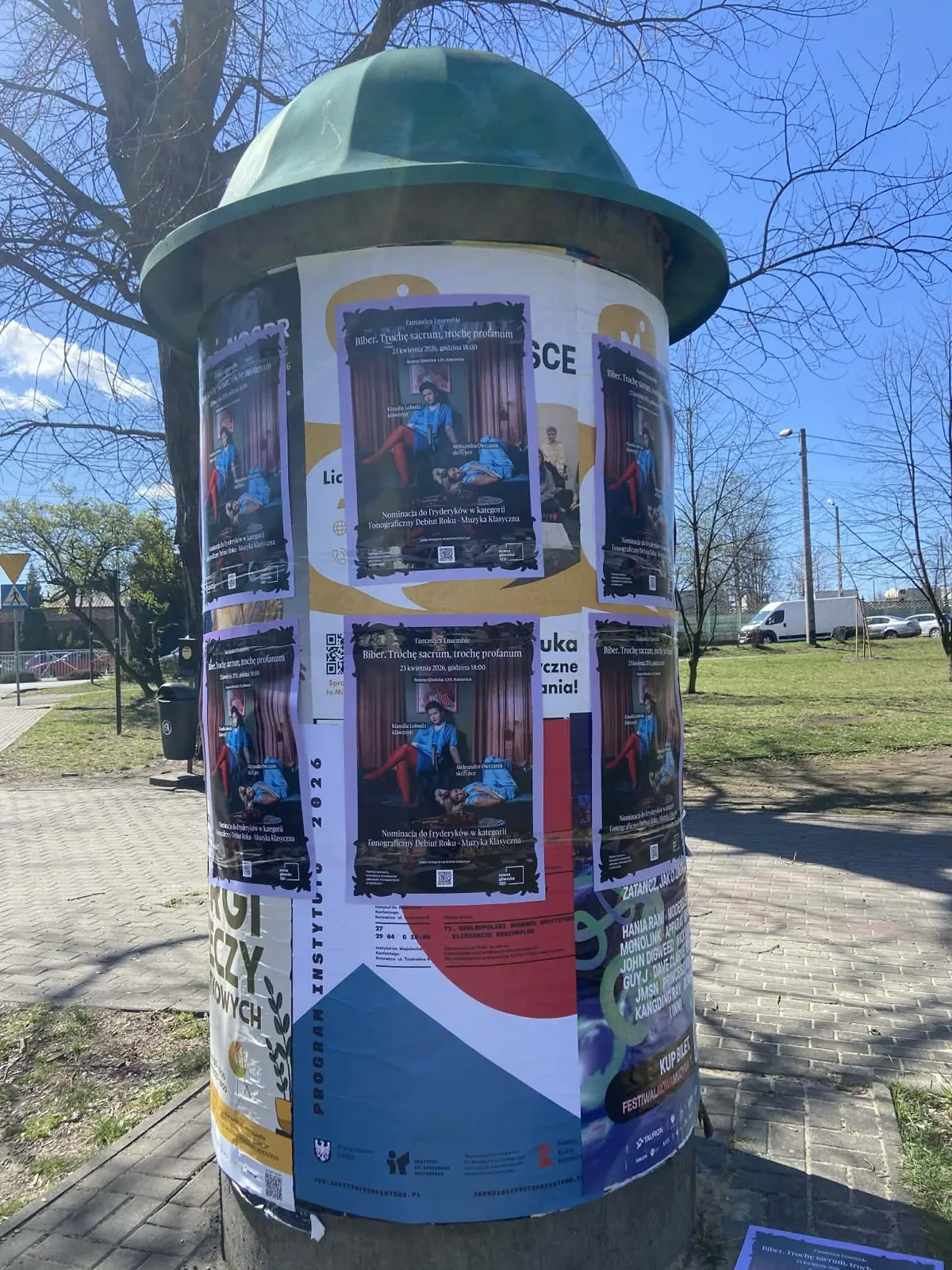 spektakl teatralny 'Biber' - plakat na słupie ogłoszeniowym w Gliwicach
