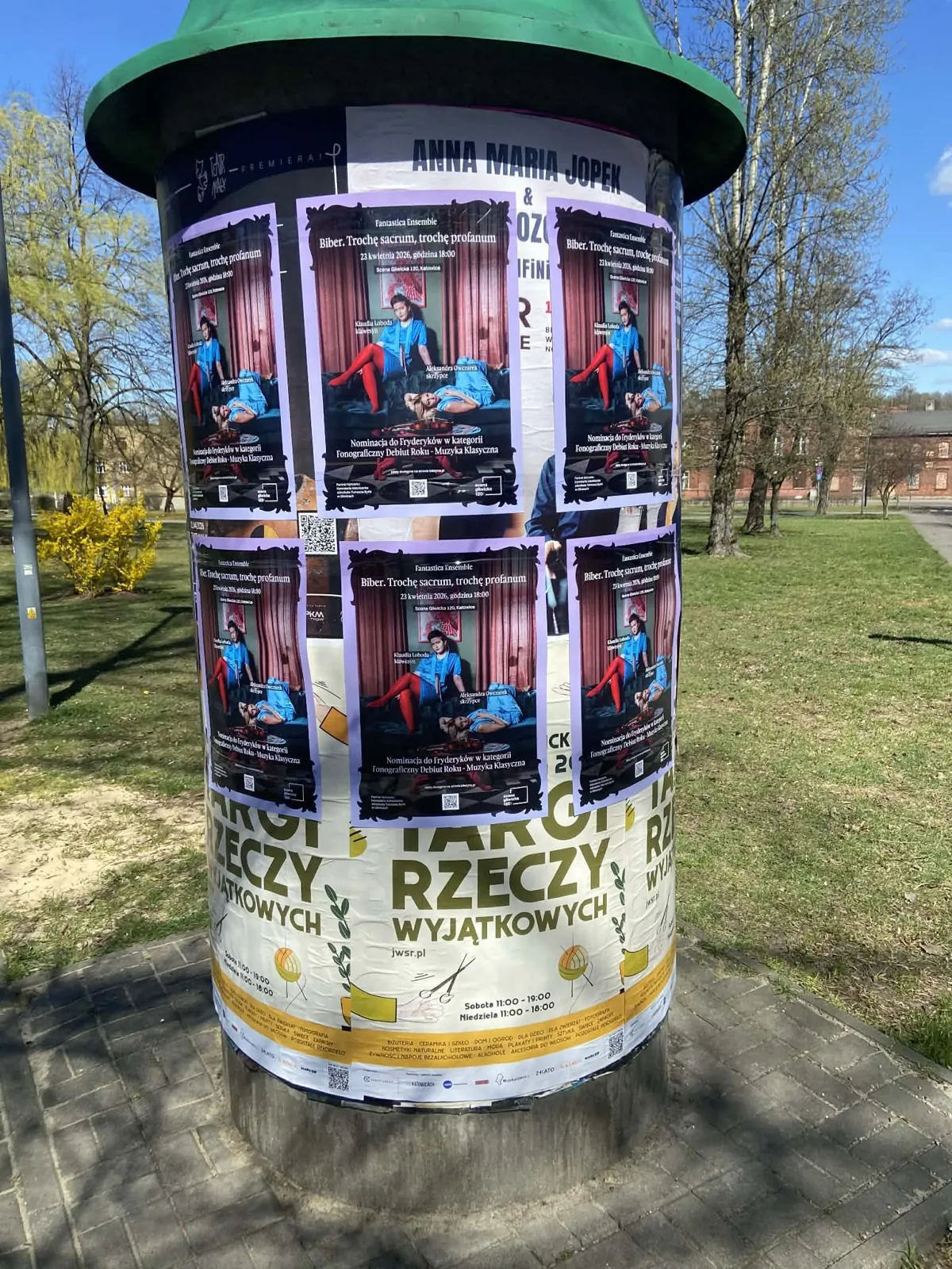 spektakl teatralny 'Biber' - plakat na słupie ogłoszeniowym w Gliwicach