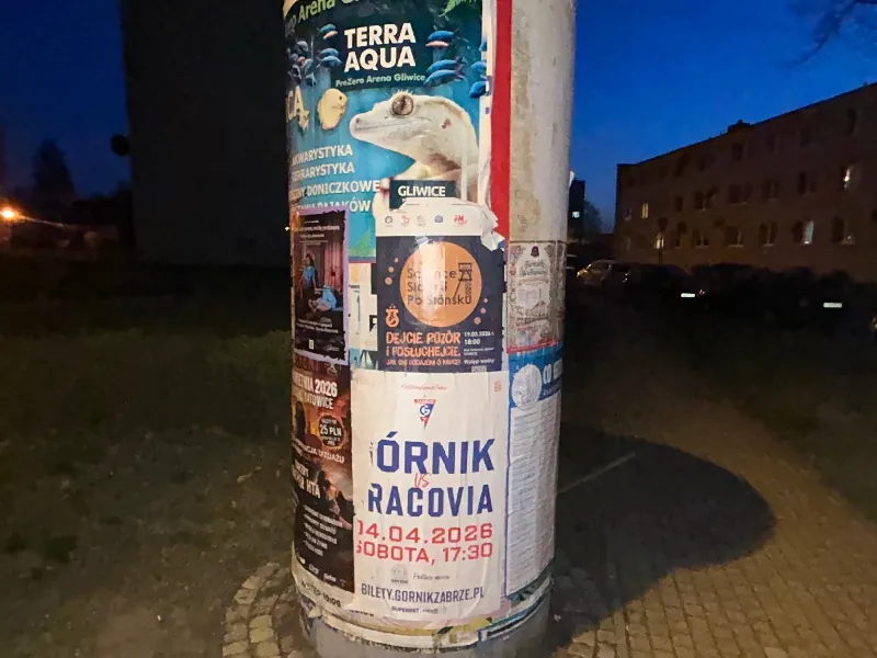 Mecz Górnik Zabrze vs Cracovia - plakat na słupie ogłoszeniowym w Gliwicach