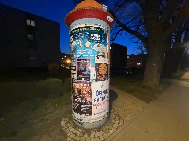 Mecz Górnik Zabrze vs Cracovia - plakat na słupie ogłoszeniowym w Gliwicach