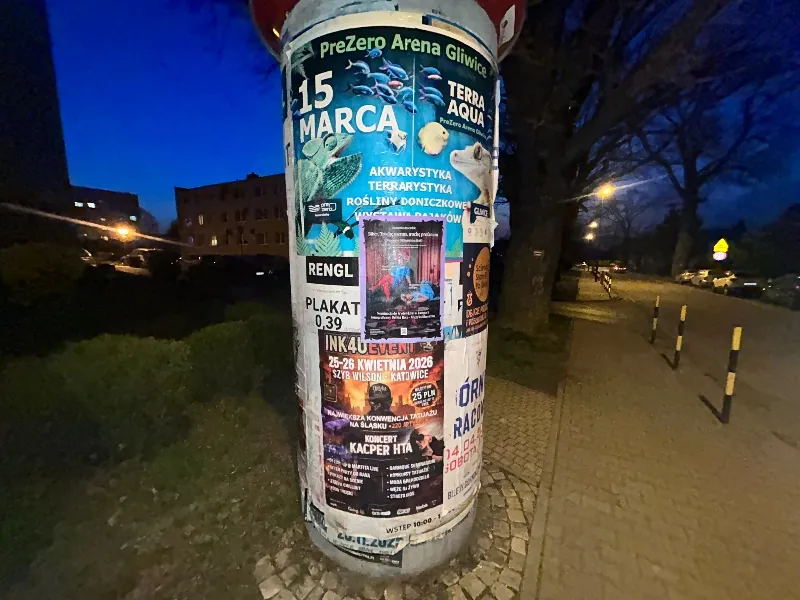 Mecz Górnik Zabrze vs Cracovia - plakat na słupie ogłoszeniowym w Gliwicach