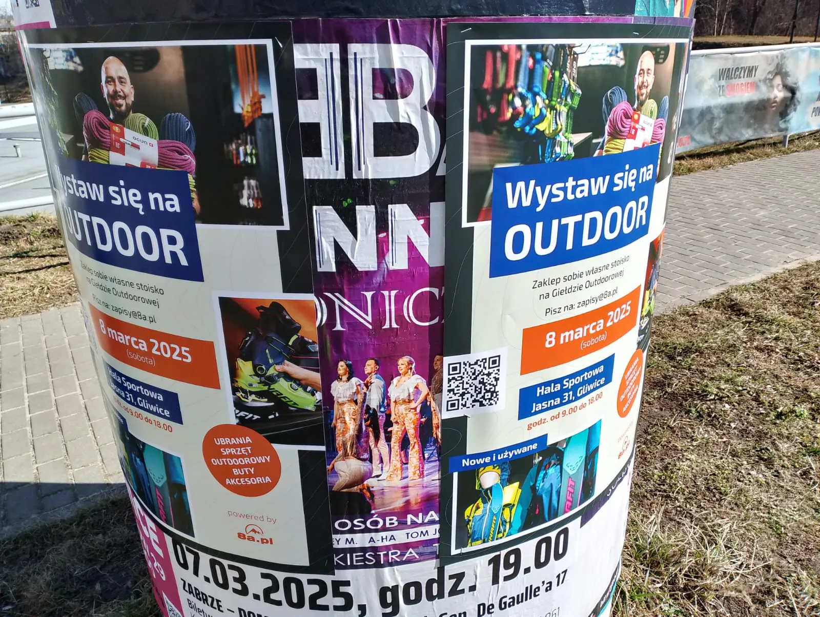 Targi 'Wystaw się na OUTDOOR' - plakat na słupie ogłoszeniowym w Gliwicach