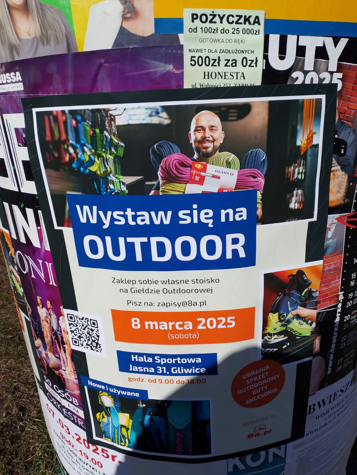 Targi 'Wystaw się na OUTDOOR' - plakat na słupie ogłoszeniowym w Gliwicach