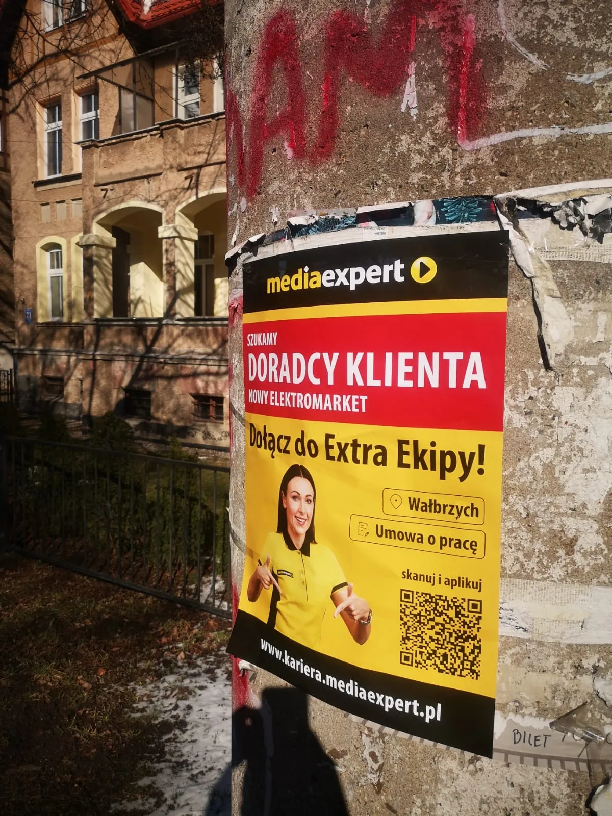 Media Expert - rekrutacja - plakat na słupie ogłoszeniowym w Jankach