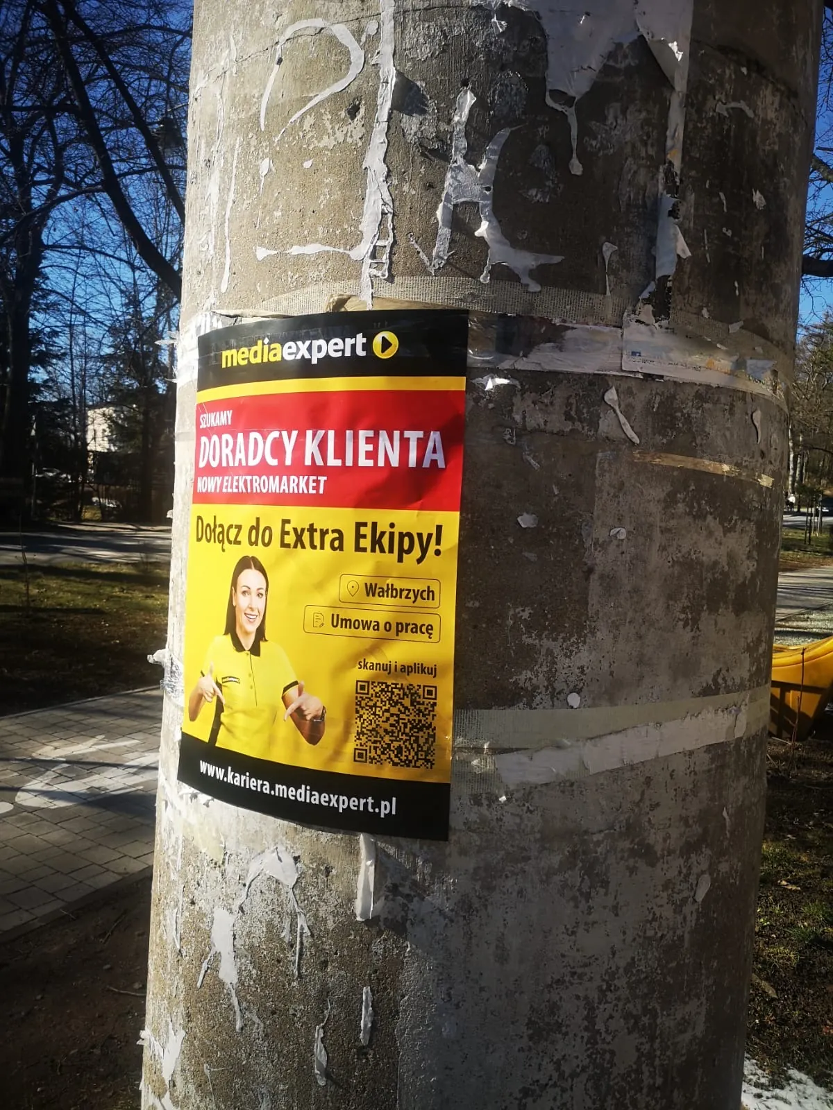 Media Expert - rekrutacja - plakat na słupie ogłoszeniowym w Jankach