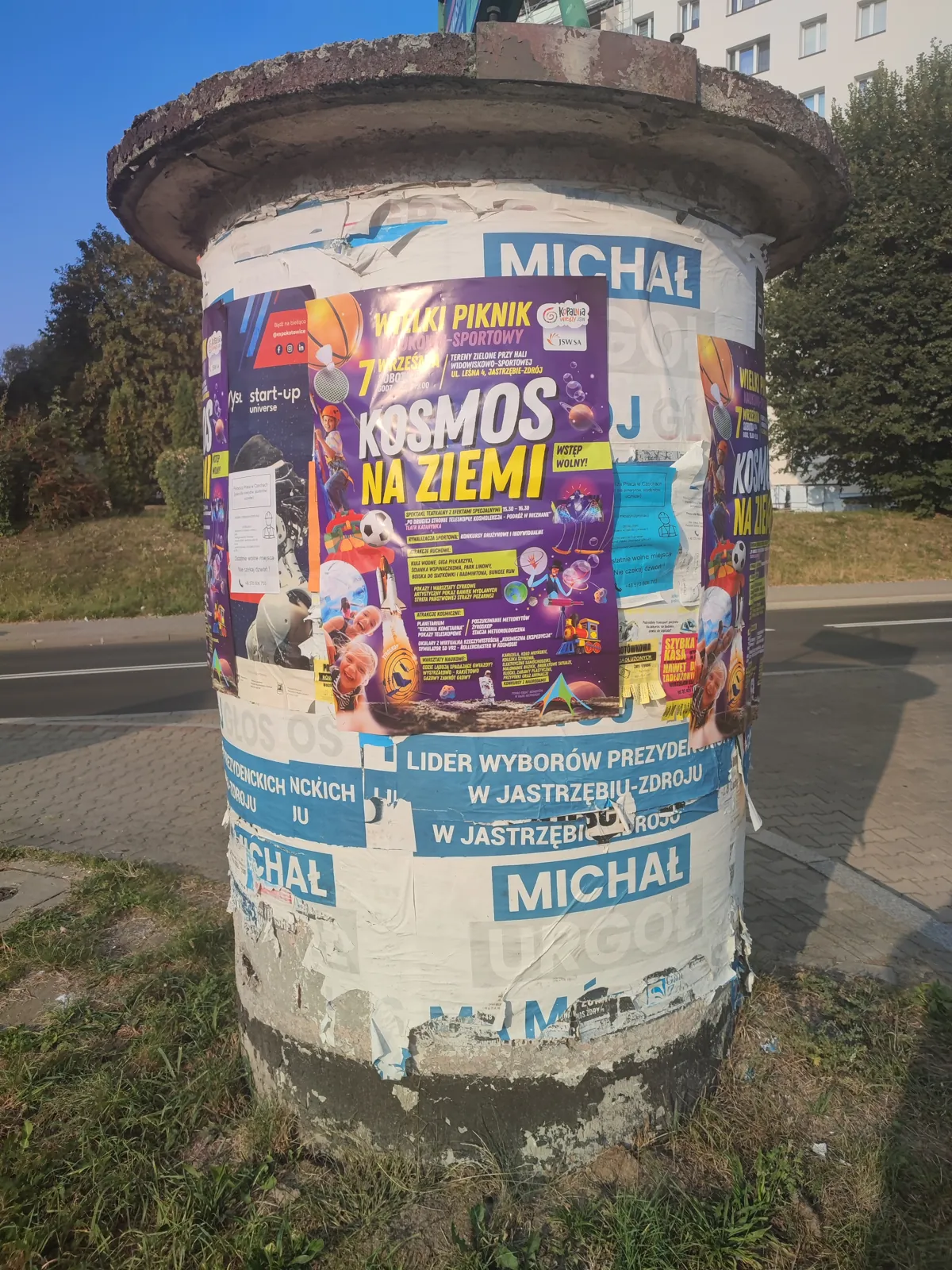 Piknik Naukowo-Sportowy - plakat na słupie ogłoszeniowym w Jastrzębiu-Zdroju