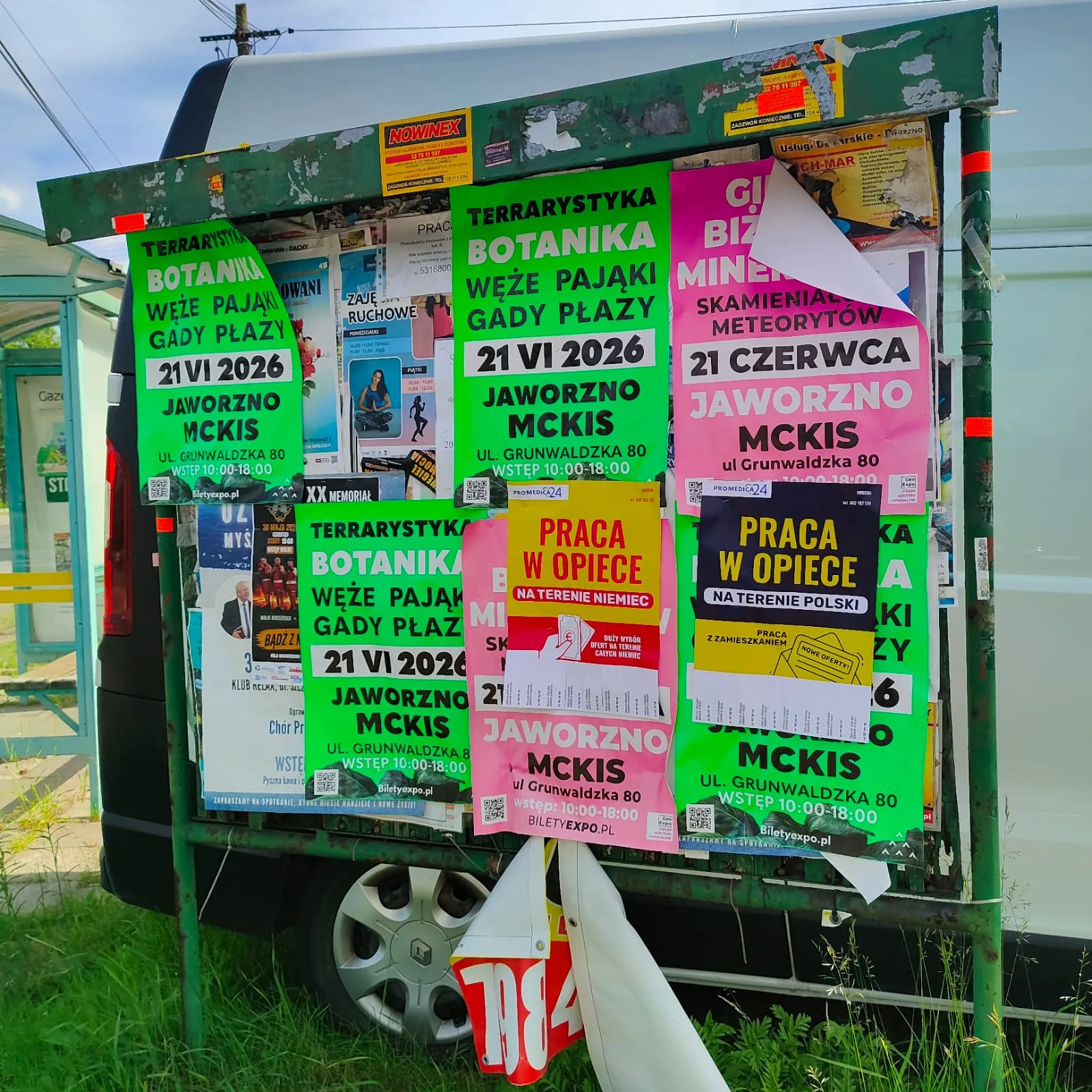 Praca w opiece - plakat na słupie ogłoszeniowym w Jaworznie