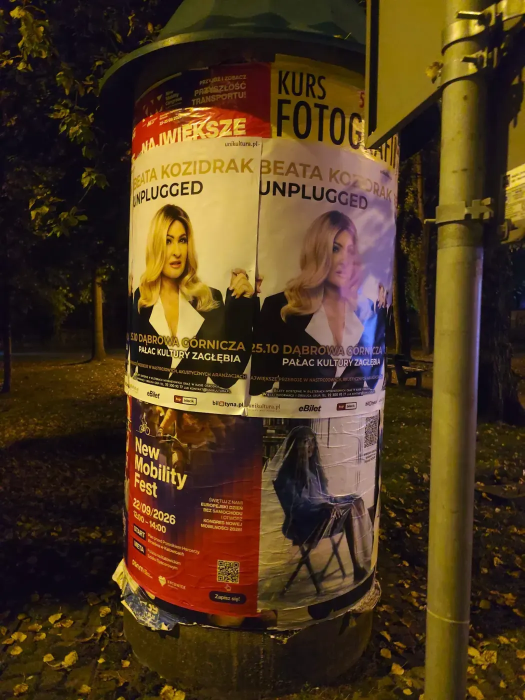 Plakaty Beata Kozidrak Unplugged na słupie ogłoszeniowym wśród innych ogłoszeń