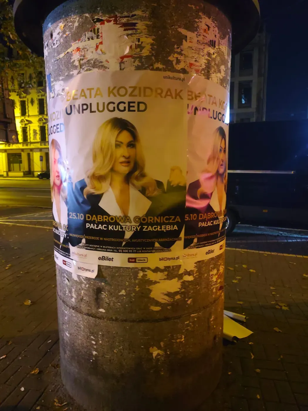 Plakaty Beata Kozidrak Unplugged na słupie ogłoszeniowym przy ulicy w Katowicach