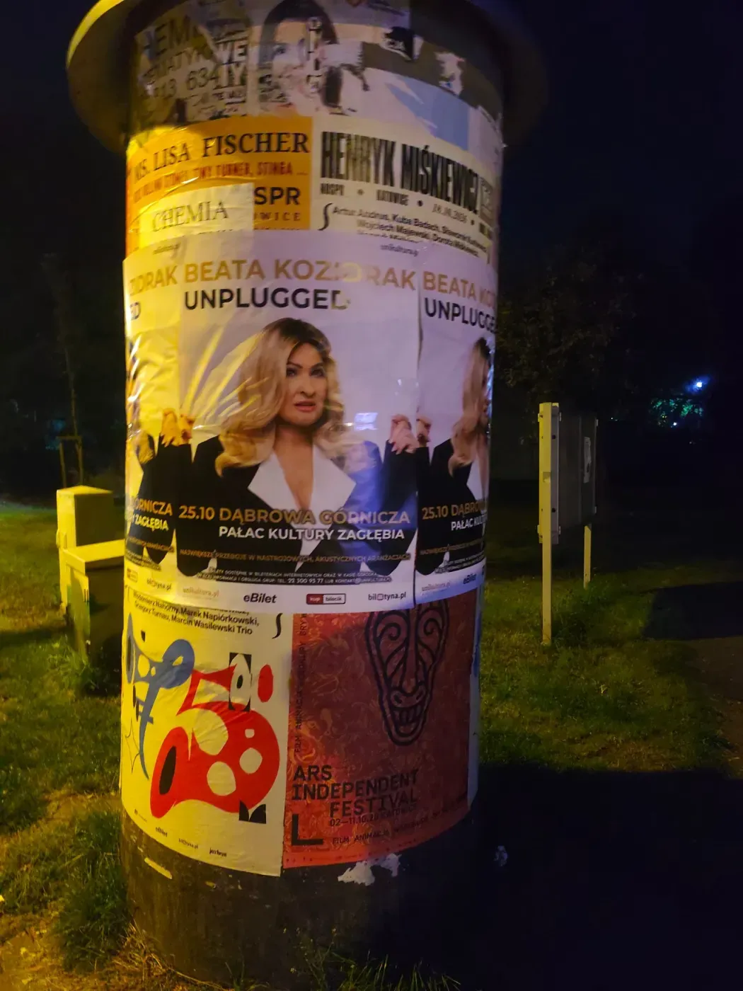 Plakaty koncertu Beata Kozidrak Unplugged sfotografowane na słupie ogłoszeniowym po rozwieszeniu