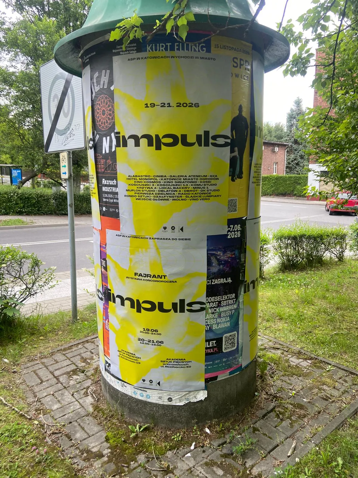Impuls Festival - plakatowanie na słupie ogłoszeniowym w Katowicach