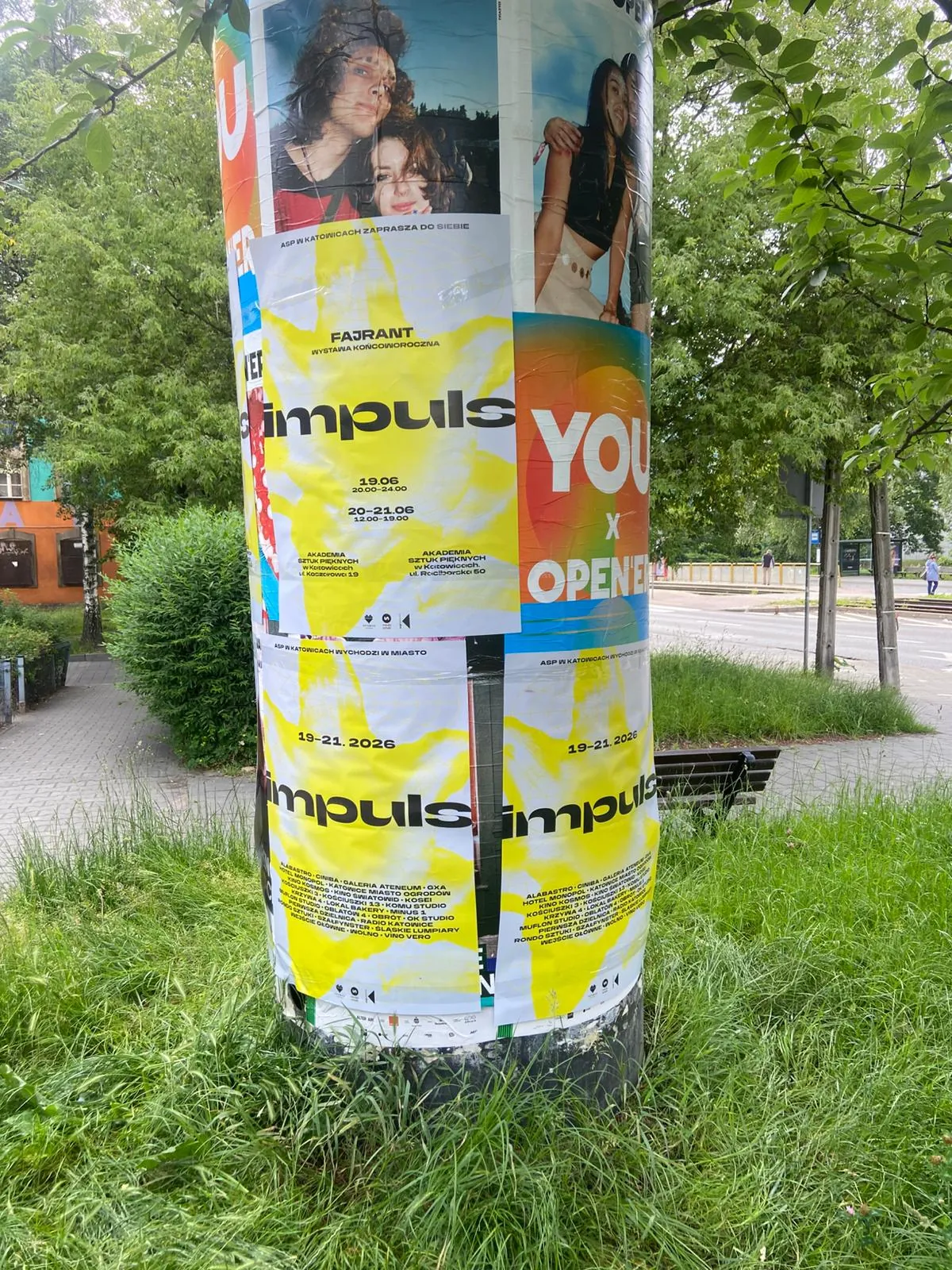 Impuls Festival - plakatowanie na słupie ogłoszeniowym w Katowicach