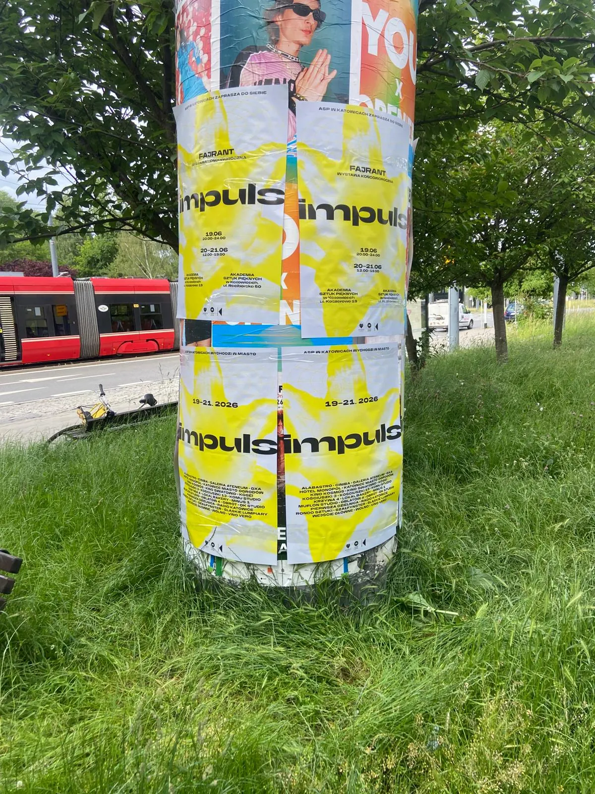 Impuls Festival - plakatowanie na słupie ogłoszeniowym w Katowicach