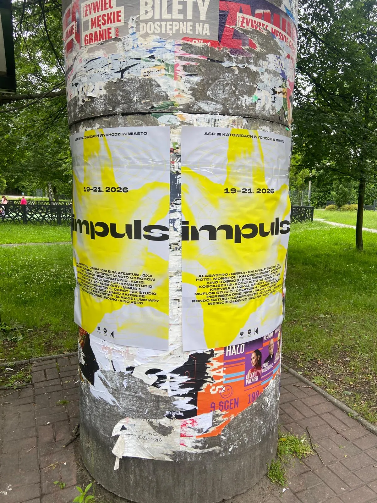 Impuls Festival - plakatowanie na słupie ogłoszeniowym w Katowicach
