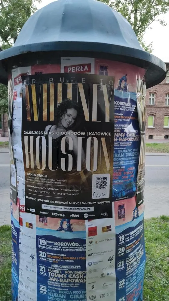 Plakat koncertu Tribute to Whitney Houston na słupie ogłoszeniowym w Katowicach