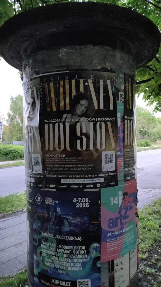 Plakat koncertu Tribute to Whitney Houston na słupie ogłoszeniowym w Katowicach