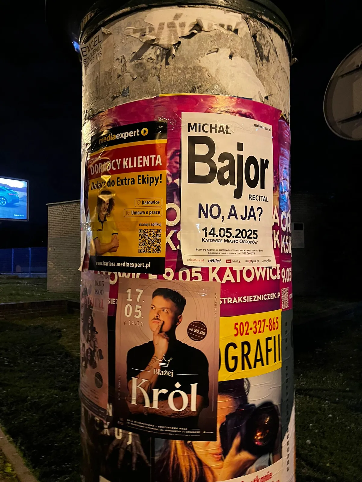 recital Michała Bajora - plakatowanie na słupie ogłoszeniowym w Katowicach