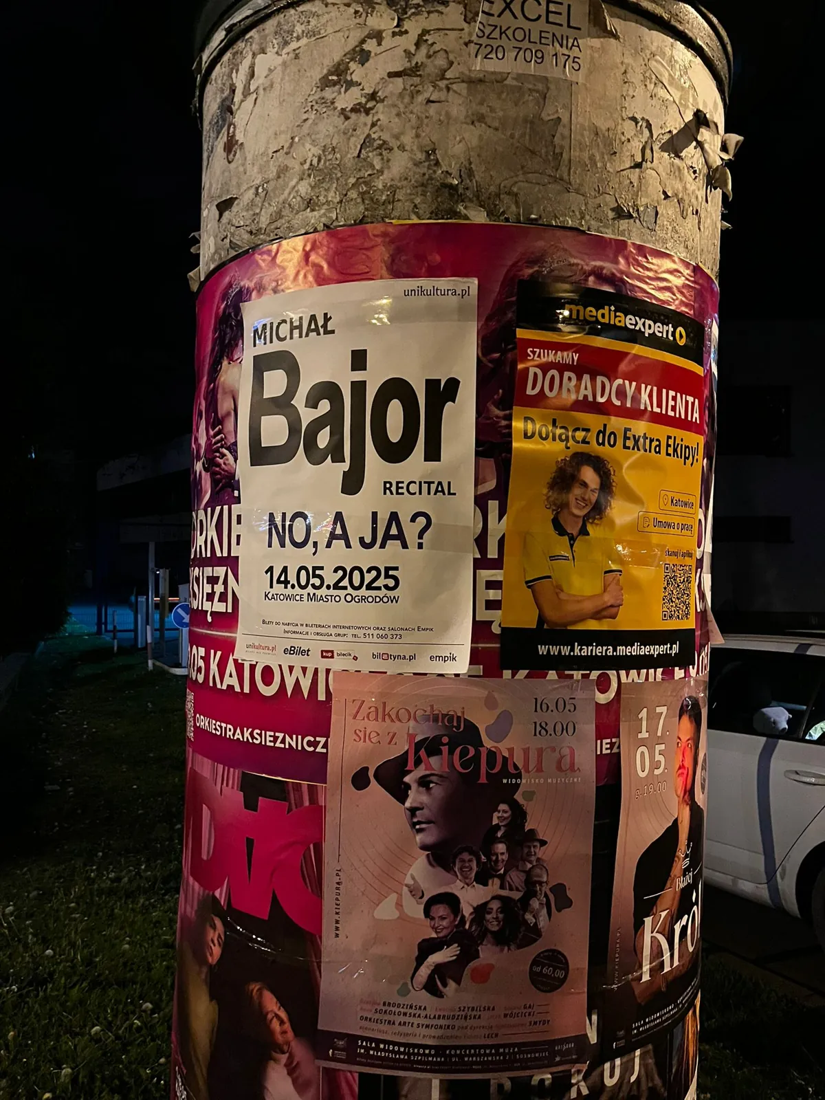 recital Michała Bajora - plakatowanie na słupie ogłoszeniowym w Katowicach