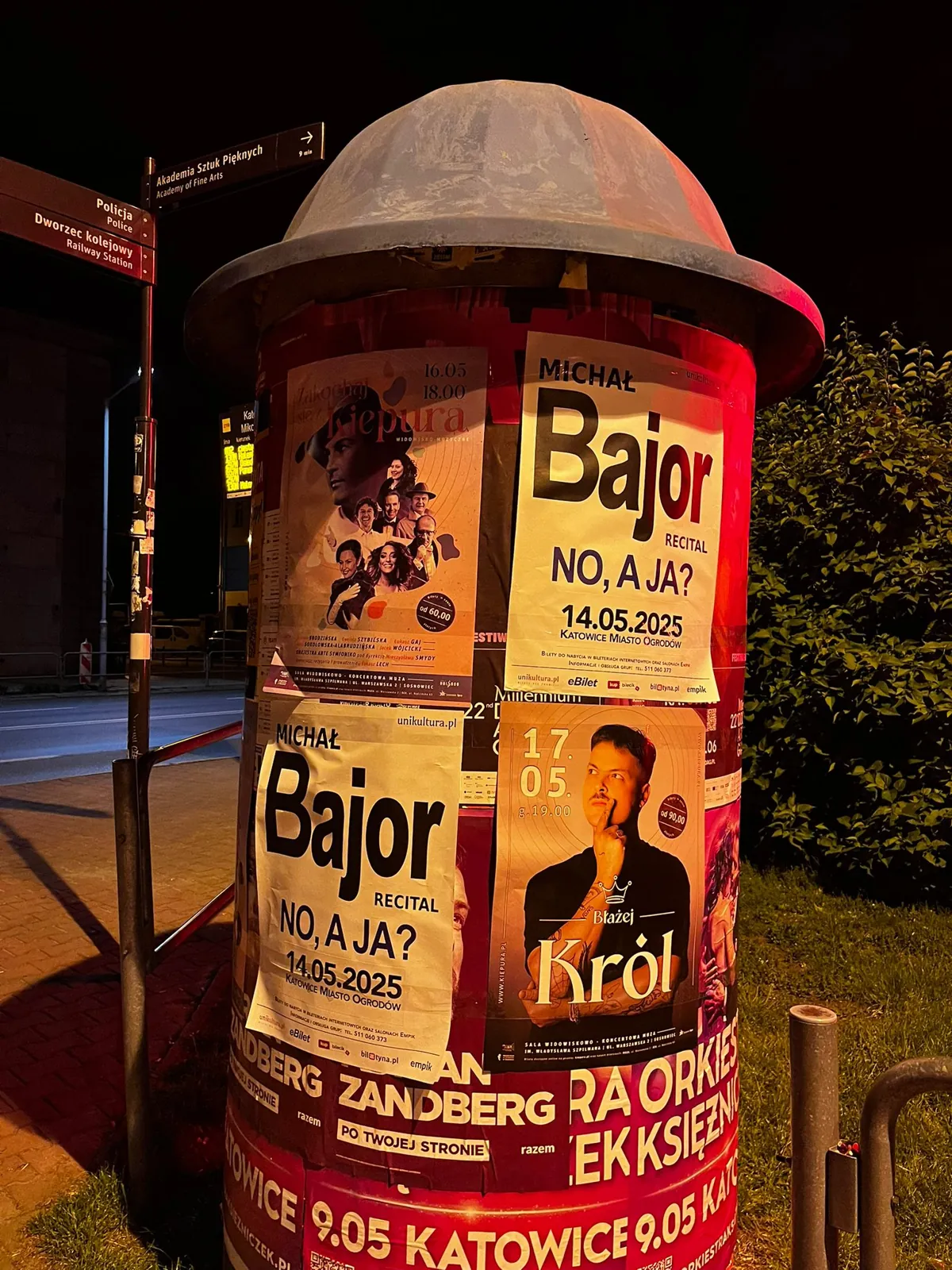 recital Michała Bajora - plakatowanie na słupie ogłoszeniowym w Katowicach