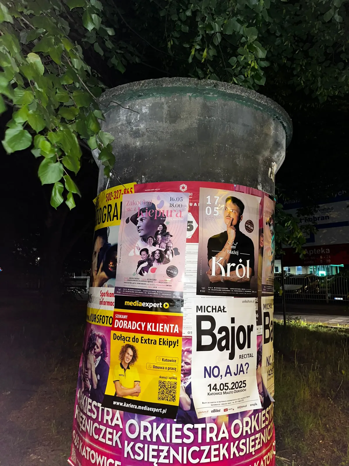 recital Michała Bajora - plakatowanie na słupie ogłoszeniowym w Katowicach