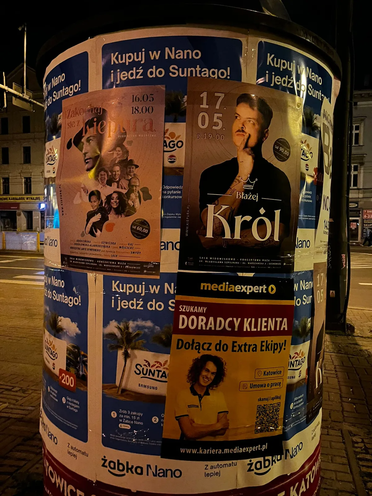 koncert Tobiasza Króla - plakatowanie na słupie ogłoszeniowym w Katowicach